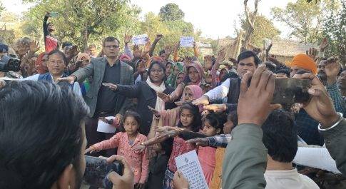 जिले के दूरस्थ ग्राम भरथापुर में सीडीओ ने दिलायी मतदाता शपथ
