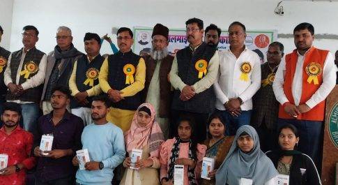 आलमाइटी पी०जी० कालेज बृजमनगंज में स्मार्ट फोन पाकर खिले छात्र -छात्राओं के चेहरे