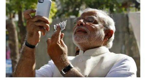 युवाओं को मोदी का अनूठा टास्क : सेल्फी खेंचो –एप्प में डाल तमाशा देखो!