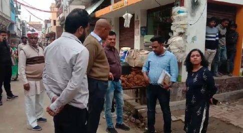 बृजमनगंज जांच में पहुंची उपनिदेशक लगाई फटकार बोली जल्द करें निस्तारण