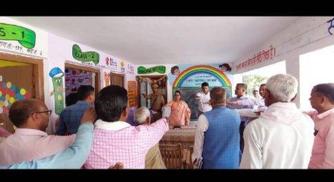 डीएम ने सदर विधानसभा क्षेत्र के मतदान केन्द्रों का किया निरीक्षण ,मौजूद लोगों को दिलायी मतदाता शपथ