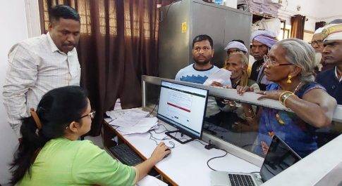 जिला समाज कल्याण अधिकारी के कार्यालय का डीएम ने किया औचक निरीक्षण