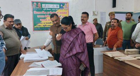 पोेलिंग पार्टी के लिए लेखन सामग्री थैला तैयारी कार्य का डीएम ने लिया जायज़ा