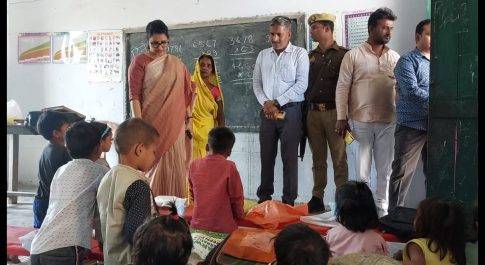 जिलाधिकारी ने मतदान केन्द्र धरसवां व बहादुर चक का किया औचक निरीक्षण