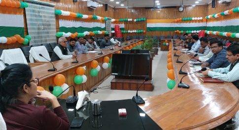 डीएम ने की पीएम सूर्य घर मुफ्त बिजली योजना की समीक्षा