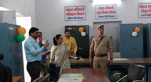 डीएम ने इंटीग्रेटेड कन्ट्रोल रूम का किया निरीक्षण