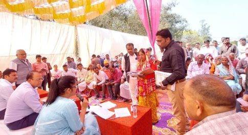निर्वाचन के मोड में आई जिलाधिकारी, मतदान केन्द्र कंछर का किया औचक निरीक्षण