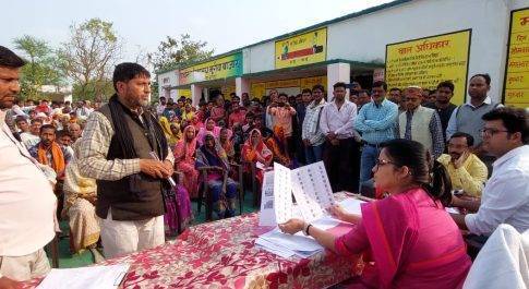 मुरव्वा व कोढ़वा मतदान केन्द्र का डीएम ने किया भ्रमण