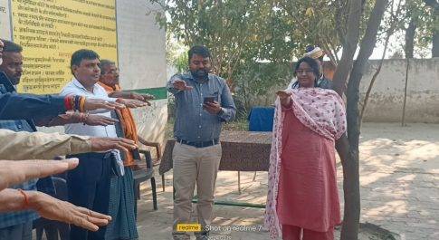 सीडीओ ने पचदेवरी मतदान केन्द्र का किया निरीक्षण  