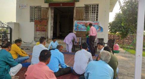 साहित्यकारों ने गुलाब की पंखुड़ियों से खेली होली