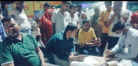 बृजमनगंज:वार्ड नं11मे देर रात पहुंची स्वास्थ्य टीम सैकड़ों लोग रहे मौजूद