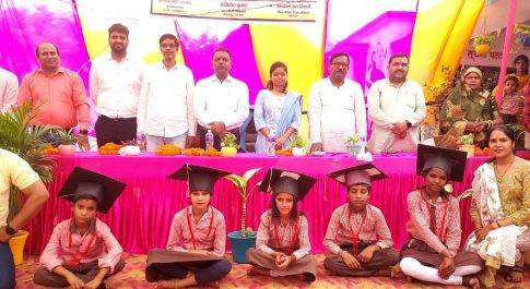 परिषदीय स्कूल के बच्चों के द्वारा प्रस्तुत एक से बढ़कर एक कार्यक्रम को देख भाव विभोर हुई बी डी ओ