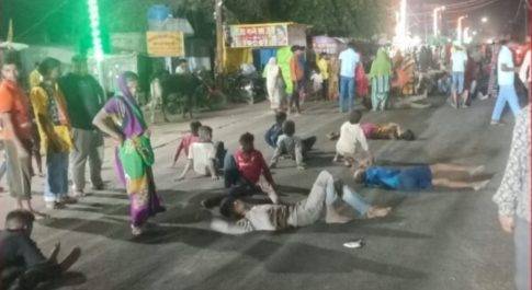 जयकारों के बीच निकाली गयी रथयात्रा, लेटकर मन्दिर पहुँचे भक्त