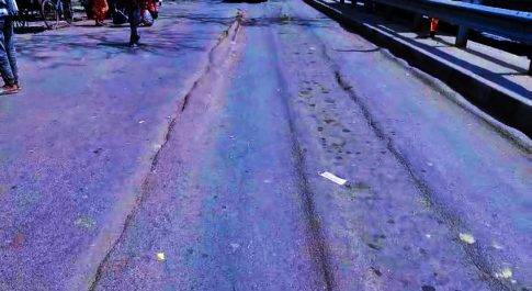 नेपाल को जोड़ने वाली नेशनल हाईवे 927 सड़क धंसी , मरम्मत के अभाव में राहगीर हो रहे हैं दुर्घटना के शिकार 