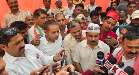 इंडिया गठबंधन प्रत्याशी रमेश गौतम ने किया नामांकन