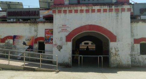 बच्चे के मुंडन संस्कार में आ रहे पिता की ट्रेन से गिरकर हुई मौत