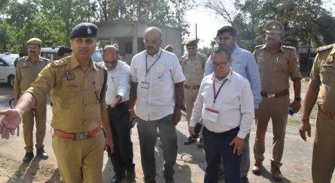 सामान्य व पुलिस प्रेक्षक ने नानपारा व मटेरा क्षेत्र के दूरस्थ मतदान केन्द्रों का निरीक्षण