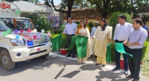 डीएम व व्यय प्रेक्षक ने गैस सिलेण्डर पर चस्पा किये मतदाता जागरूकता स्टीकर