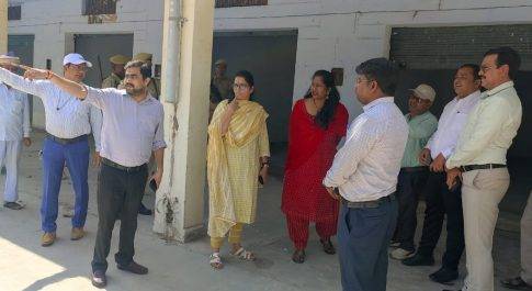 डीएम मोनिका रानी ने गल्ला मण्डी परिसर का किया निरीक्षण