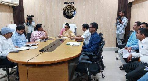डीएम की अध्यक्षता में सम्पन्न हुआ मतदान कार्मिकों का प्रथम रेण्डमाइज़ेशन