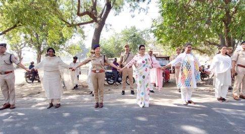 श्रीमरीमाता मन्दिर से कोतवाली देहात तक जनपदवासियों ने बनायी मानव श्रृंखला