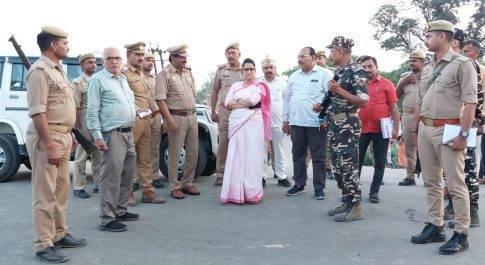 मटेरा क्षेत्र में स्थापित एसएसटी बैरियर्स का डीएम ने किया निरीक्षण