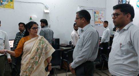 व्यय प्रेक्षक ने डीएम के साथ किया इंटीग्रेटेड कन्ट्रोल रूम का निरीक्षण