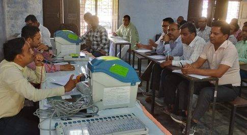 प्रशिक्षित किये गये पीठासीन व मतदान अधिकारी प्रथम
