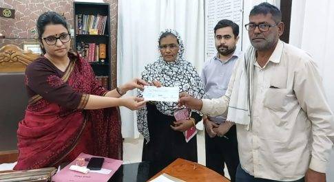 मृतक के माता-पिता को डीएम ने सौंपा रू. 46.375 लाख का चेक