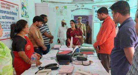 डीएम ने इंटीग्रेटेड कन्ट्रोल रूम का किया निरीक्षण