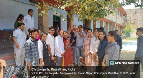 महाविद्यालय में बांधे परिंडे