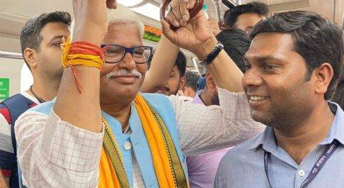 पश्चिमी दिल्ली के लोकसभा क्षेत्र में इंडिया गठबंधन के प्रत्याशी महाबल मिश्रा मेट्रो से सफ़र करके उत्तम नगर मीटिंग के लिए पहुँचे।