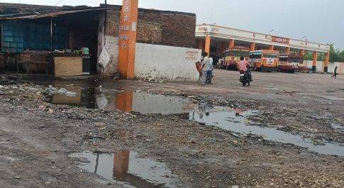 हल्की बारिश में ही रुपईडीहा डिपो के गेट पर भरा पानी