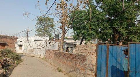 लटकते विद्युत केबल लोगों को मौत का दे, रहे, दावत