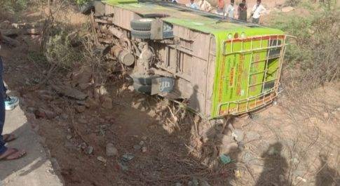 ब्रेक फेल होने से पलटी निजी बस, युवती व मासूम की मौत