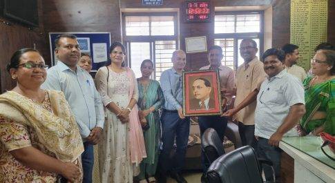 महाराणा प्रताप राजकीय महाविद्यालय प्राचार्य कक्ष के लिए डॉ भीमराव अंबेडकर की तस्वीर भेंट 