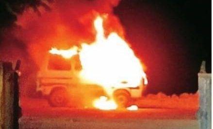 सड़क पर खड़ी वैन में लगी आग, जलकर हुई खाक