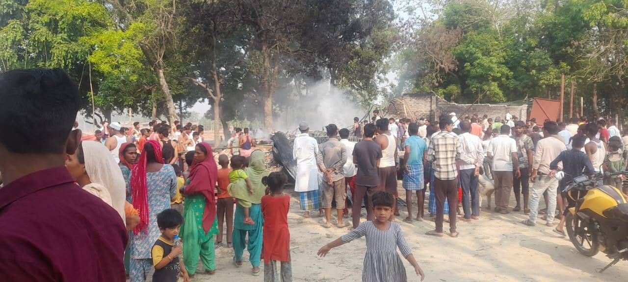 टेंट के गोदाम में लगी आग, 20 लाख से अधिक का नुकसान