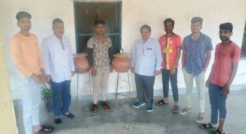 डॉ अंबेडकर वरिष्ठ नागरिक मंच ने पेयजल के मटकों का वितरण किया
