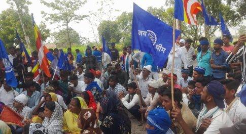 कुडवा डगरा तिराहे पर दलित समाज के लोगों ने हाईवे को किया जाम, घंटो बाद प्रशासन के द्वारा खुलवाया गया जाम
