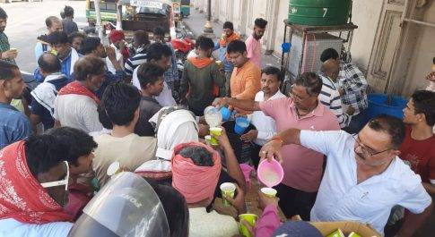 महर्षि नवल सर्किल, नयापुरा में 900 लीटर छाछ पिलाई