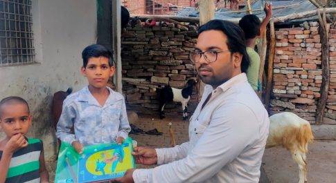 शिक्षण सामग्री का वितरण कर ‌मनाया जन्मदिन ,पार्षद आसिम ने झुग्गी झोपड़ियों में रहने वाले बच्चों को दिया शिक्षा का संदेश