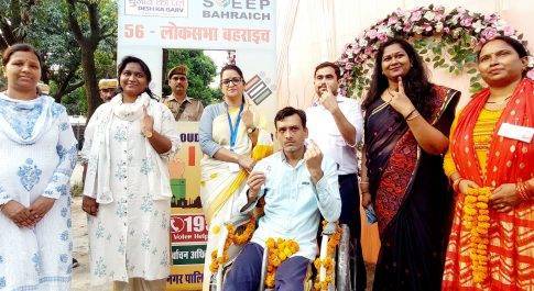 दिव्यांग मतदाता की सारथी बनी डीएम मोनिका रानी