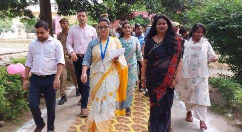 पहले मतदान फिर जलपान का फर्ज़ निभाने सपिवार मतदान केन्द्र पहुंची डीएम