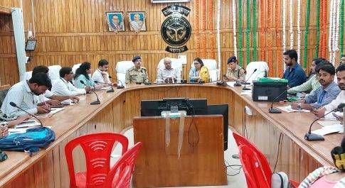 कमाण्ड सेन्टर से भी मतदान का जायज़ा लेती रहीं डीएम मोनिका रानी