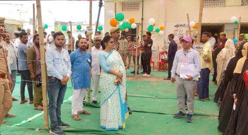 शान्तिपूर्ण मतदान के लिए निरन्तर भ्रमणशील रहीं डीएम व एसपी