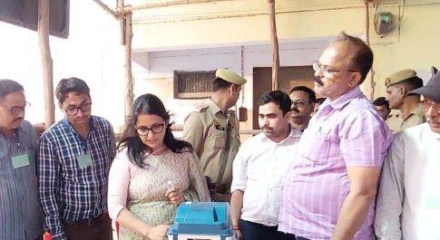 ईवीएम कमिशनिंग कार्य का डीएम ने किया निरीक्षण