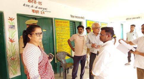 पयागपुर के क्रिटिकल मतदान केन्द्रों का डीएम ने किया निरीक्षण