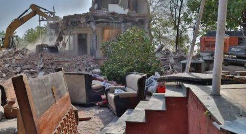 जेसीबी से ध्वस्त किया कांग्रेस प्रदेश महासचिव अमीन पठान का फार्म हाउस