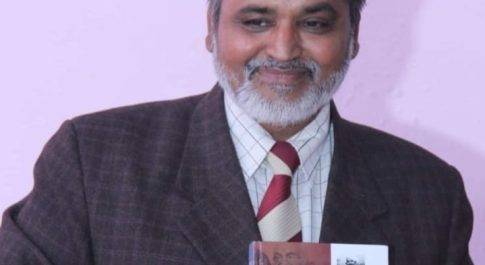 सड़क पर खड़ी वैन में लगी आग, जलकर हुई खाक